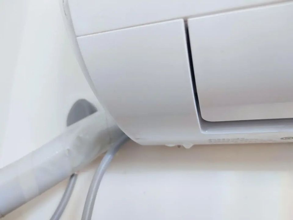 沉寂了半年的空调,刚开始工作就给我找事了:室内机竟然往外滴水!