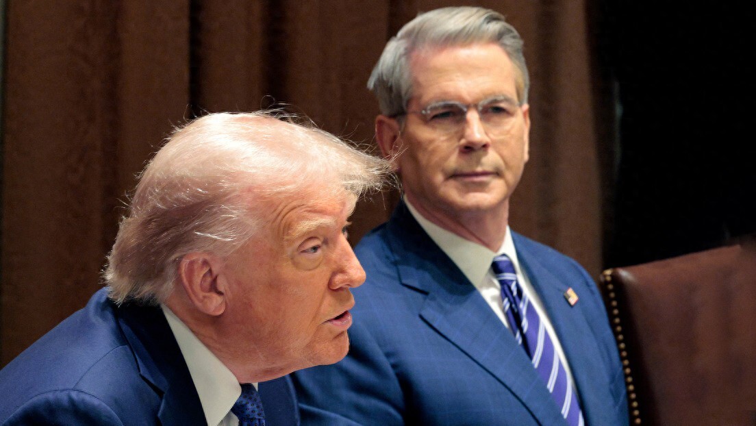 特朗普中斷美國財長貝森特採訪，後者歸來聲音顫抖，明顯神色不安