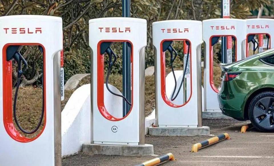 目前,特斯拉拥有超11000根超级充电桩,超2000根目的地充电桩,全面