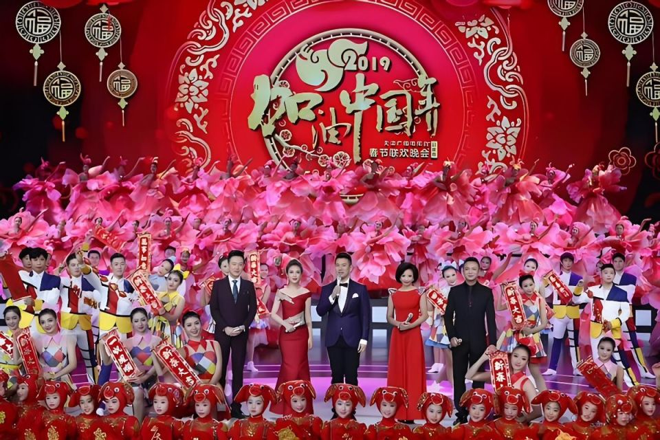 从1983年第一届春晚举办开始,1984年开创了春晚植入广告赞助的历史
