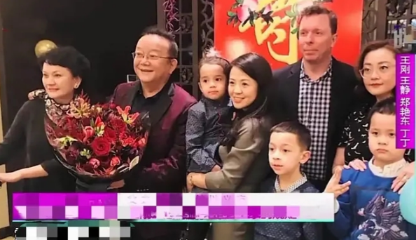 75岁王刚携儿子看球赛，父子穿亲子装，王一丁体型壮实颜值神似爸_腾讯新闻