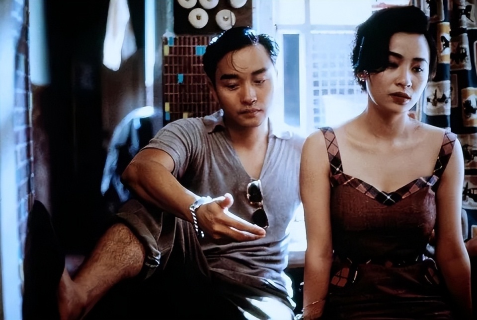 1991年凭借电影《阿飞正传》,刘嘉玲获奖无数,超高的颜值和不俗的演技