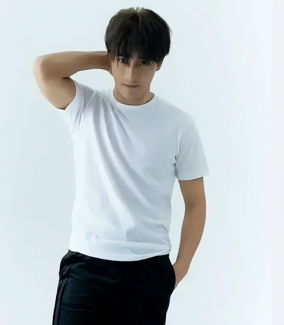 有意思的是,吴昕的绯闻男友郑凯和苗苗的丈夫郑恺,同样都是37岁,也都