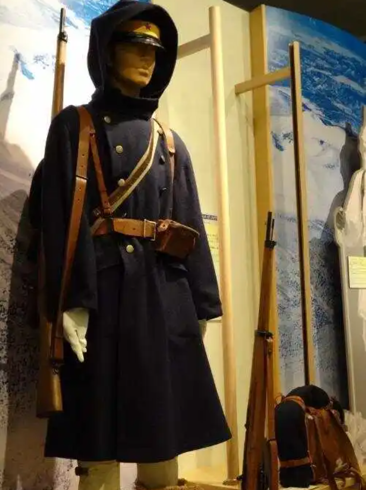 3,明治十九年式大衣由于军服用的是卡其布,所以也被不少日本兵俗称为"