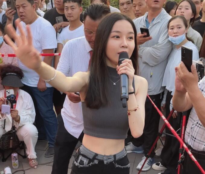 比如最近有一位主播就从线上走到了线下,这位主播就是惠子,她本身就