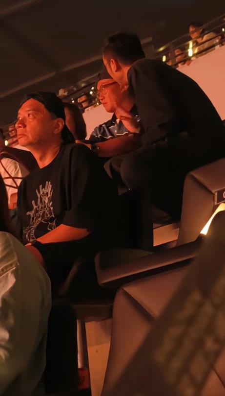 單依純與李榮浩版權風波後開唱，哽咽發言謝謝你們相信我，陳奕迅楊千嬅到場支持 - 