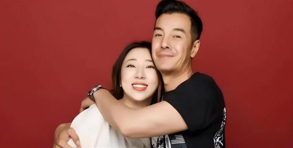 54岁海一天：再婚娶小12岁美女刘帅，如今儿女双全成人生赢家_腾讯新闻