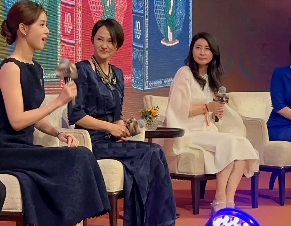 章泽天明明那么美，在郭晶晶旁边却成了陪衬，网红脸败给阔太脸_腾讯新闻
