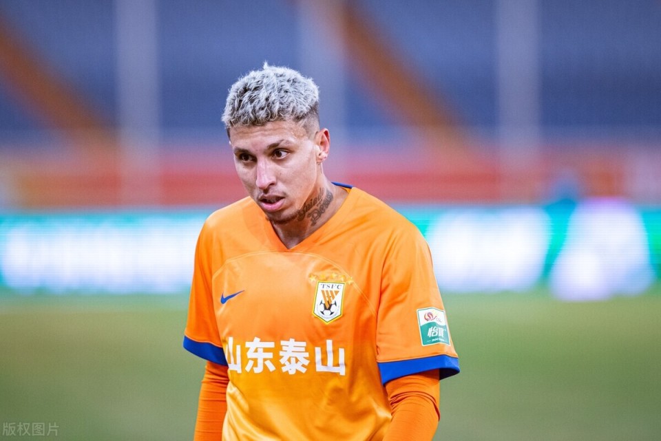 鲁能核心外援晒国足比赛给费南多加油球迷呼吁把他归化进国足