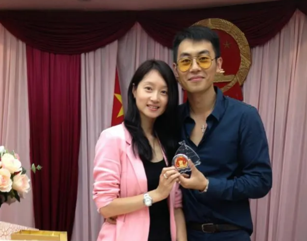 朱亚文老婆晒游玩照,穿着随意发质干枯像稻草,一点不爱打扮自己-腾讯