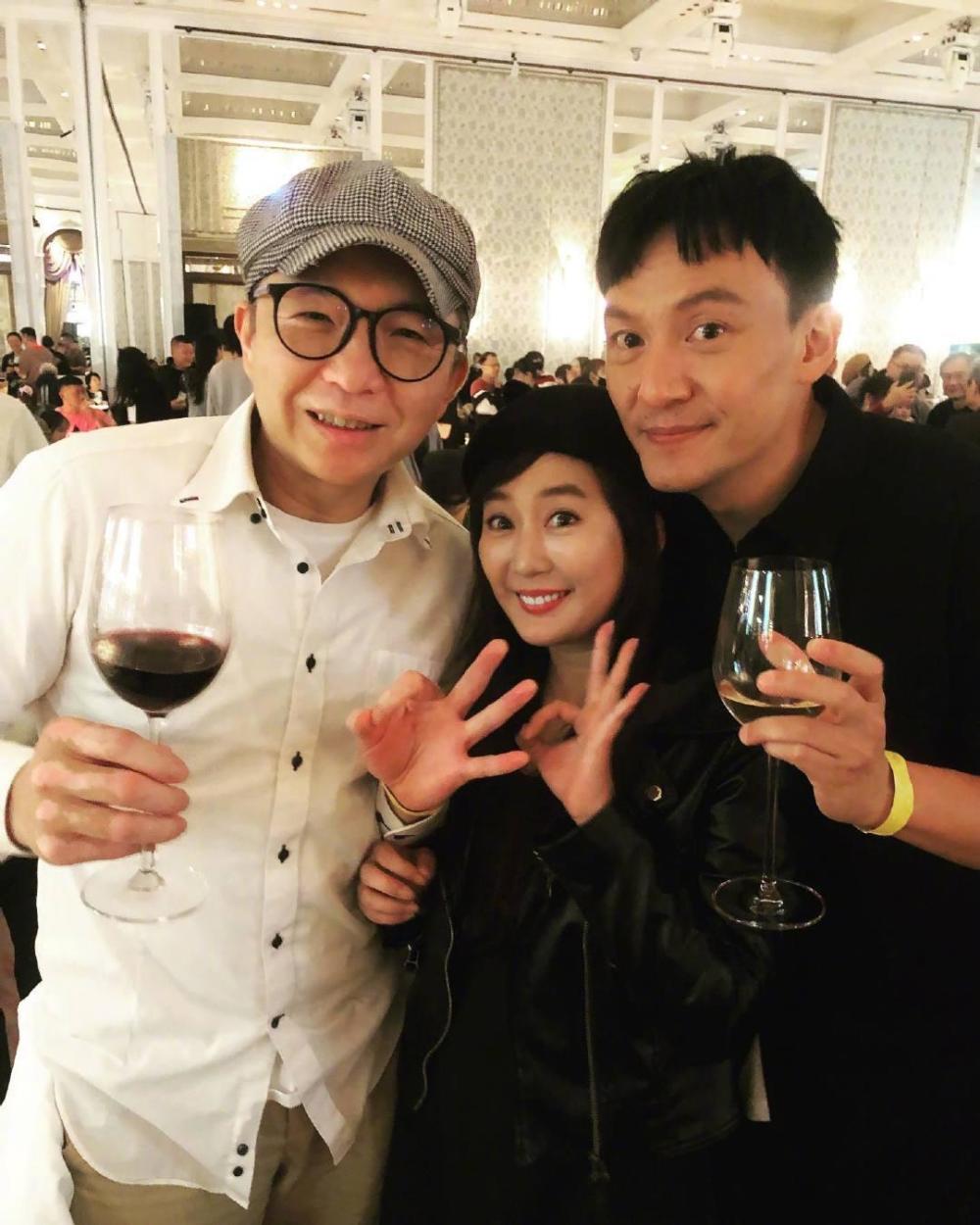 46岁张震现身上海看展,状态维持超好不显老,超模身材健硕匀称_腾讯