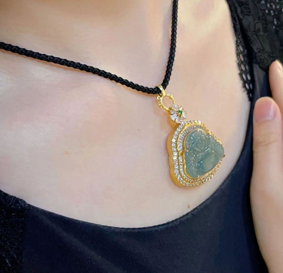 我花600多,买了一块6000多的翡翠吊坠!