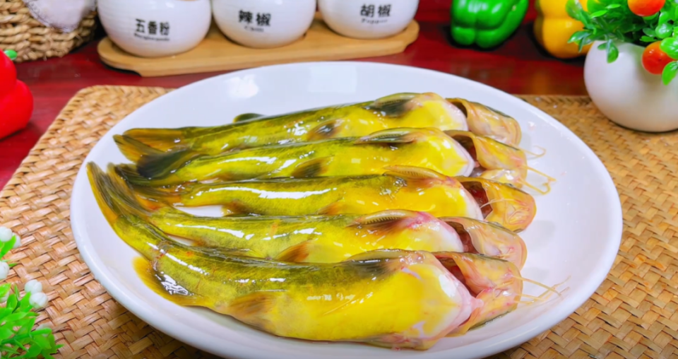 【黄骨鱼炖豆腐】---所需食材:黄骨鱼5条  老豆腐一块  金针菇一把