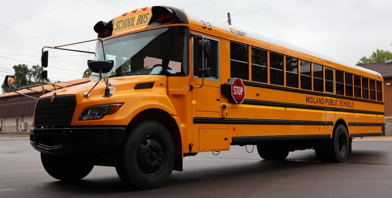 13歲女孩發現男同學傳播她AI果照，一怒扇他一巴掌！結果，她被開除了 - 