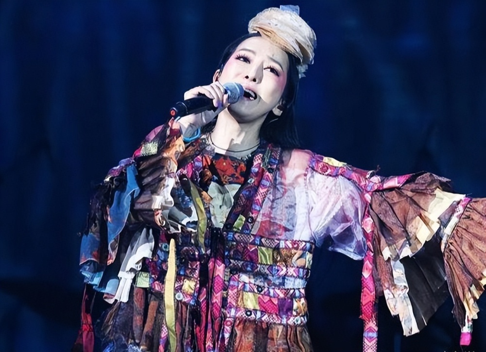 从电音到梵音歌手,她因"萨顶顶"爆红,但"周鹏"才是梦的根本_腾讯新闻