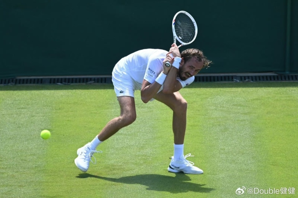 梅德韦杰夫温网首轮出局后很乐观：没那么担心 也许排名15才会担心