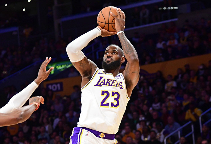 惜败詹姆斯4089库里24中12打破nba纪录成历史第一人