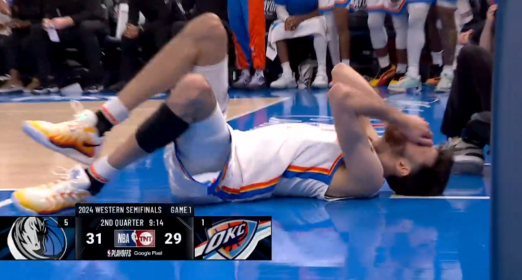 争议!东契奇被伸腿绊倒遭无视 欧文打到切特面部引雷霆球迷狂骂裁判