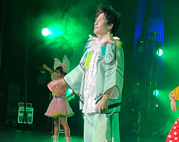 大张伟澳洲被偶遇,妻子消瘦明显,脚蹬8千元鞋子,穿搭很另类_腾讯新闻