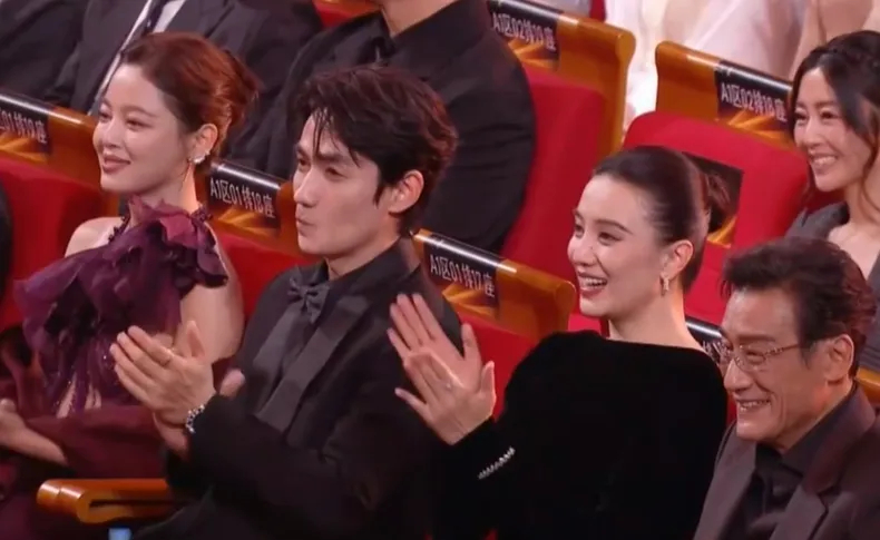 金雞獎頒獎名場面！宋佳二封詠梅失落，易烊千璽拿獎張藝謀樂開花 - 