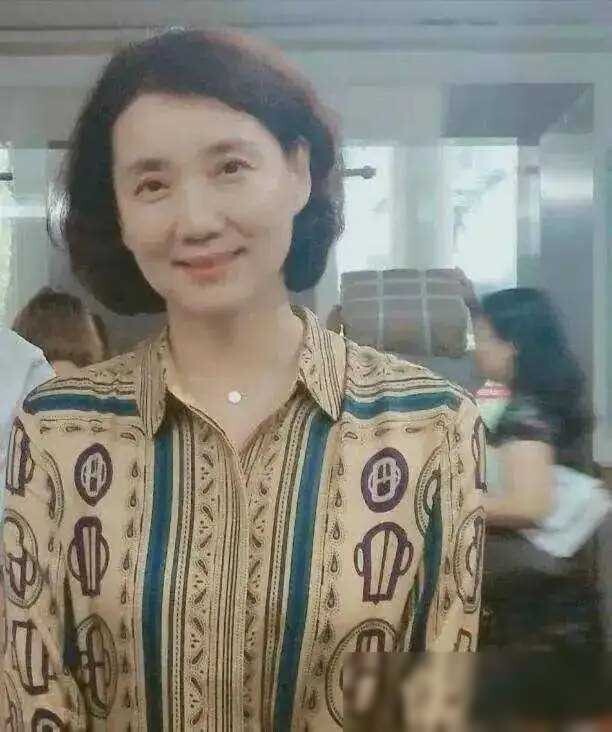 李修平素颜亮相,跟农家奶奶无异,皱纹横生有黄斑却难掩魅力