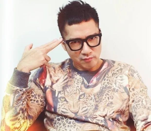 豹哥一边忙着在tvb拍剧,演着小人物的家长里短