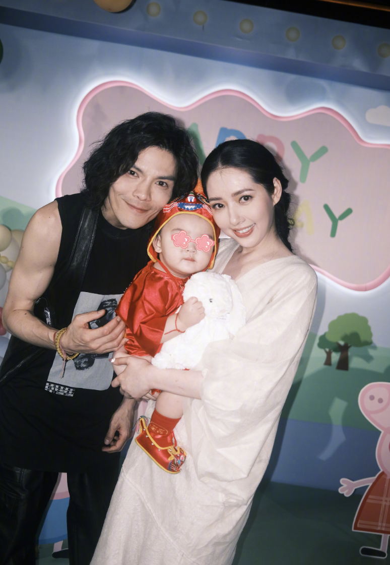 向佐晒全家福为1岁儿子庆生喊郭碧婷大宝贝儿女五官秀气