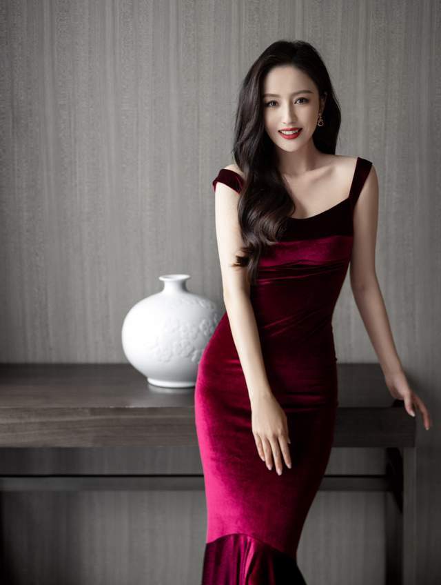 佟丽娅参加盛典状态极佳,离婚2年频传喜讯,陈思诚脸疼吗