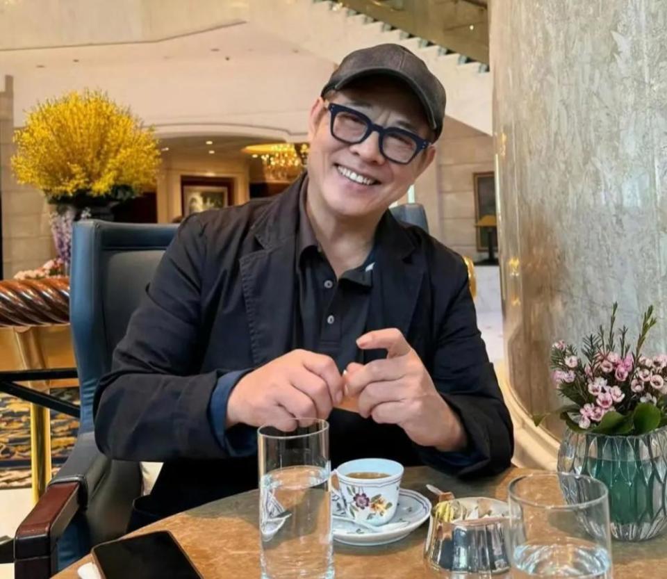 值得一提的是,同为动作演员的甄子丹与李连杰同岁,但前者的状态就比