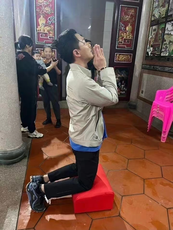 拜完祖先后,林峯走到一旁,跪拜一个金色神像.