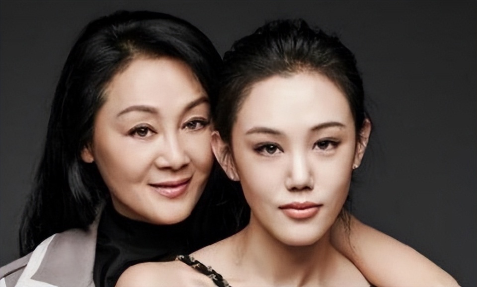 王姬靠冯小刚爆红60岁了却自称死不瞑目拉着女儿为儿子拼命