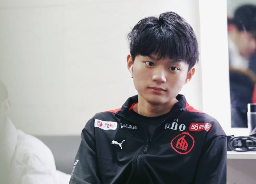 ag菲菲带久诚做脸部清洁为上场做准备再输一场可能要首发