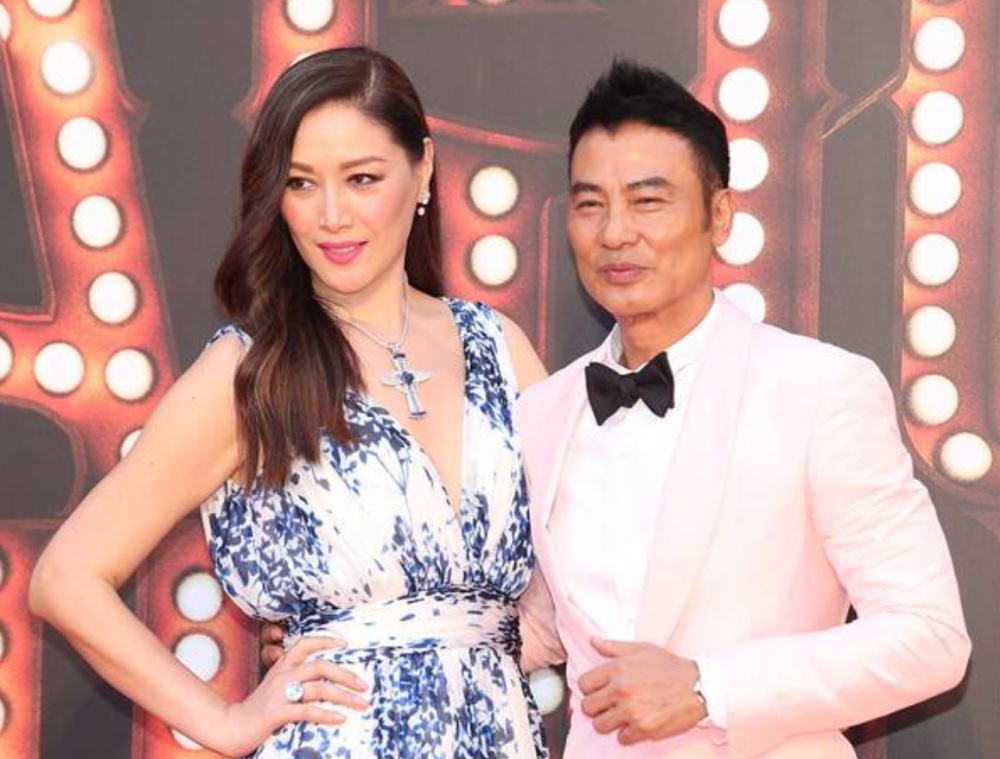 任达华名模老婆琦琦生图曝光,弯腰驼背严重,仪态与舞台上差距大_腾讯