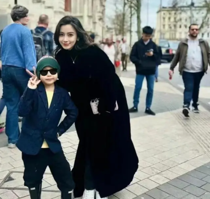 区,angelababy与一位打扮新潮的小男孩合影,小男孩皮肤白晳像外国人