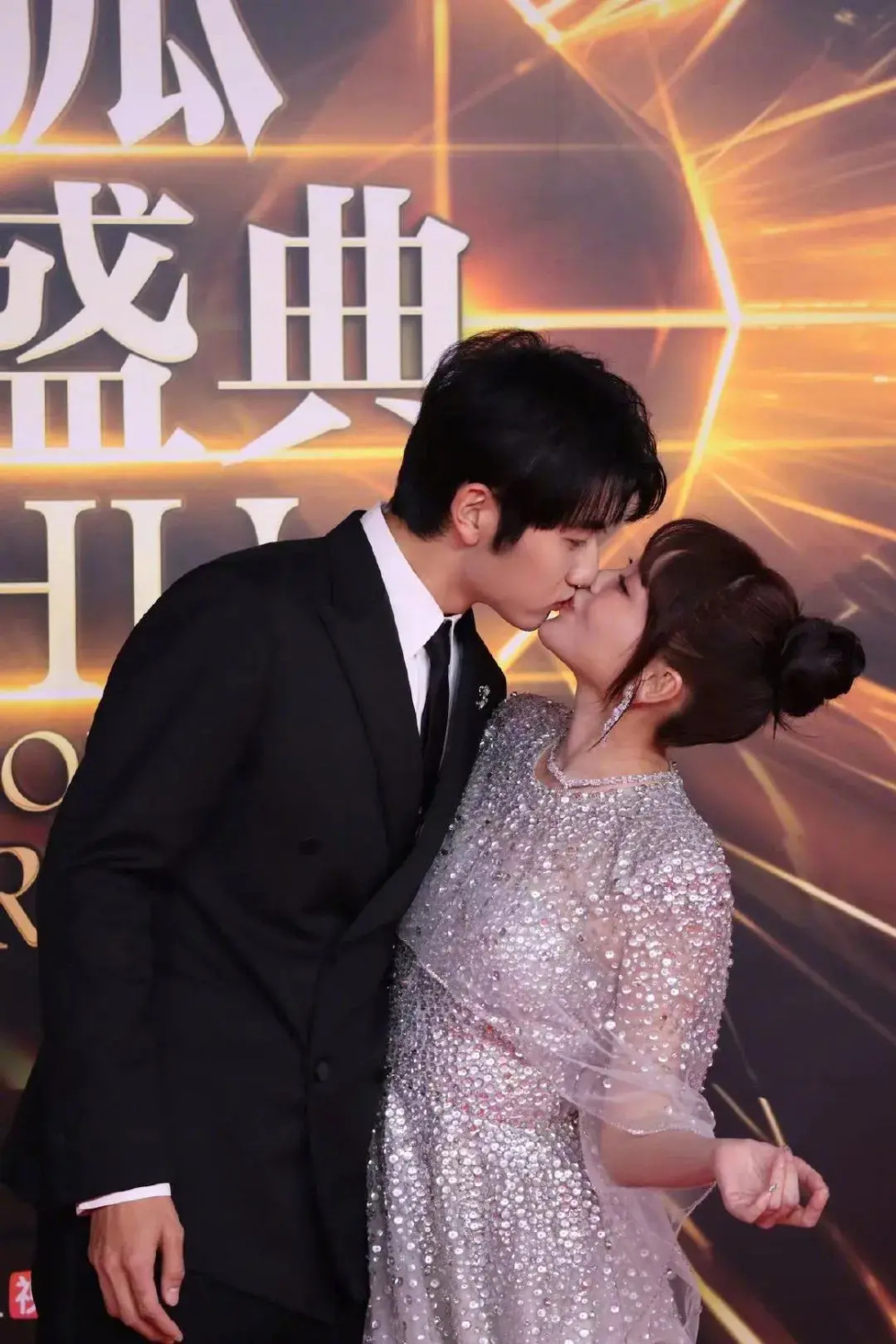 金莎与孙丞情公布恋情后还一同牵手出席了红毯,两人在定点拍照的地方
