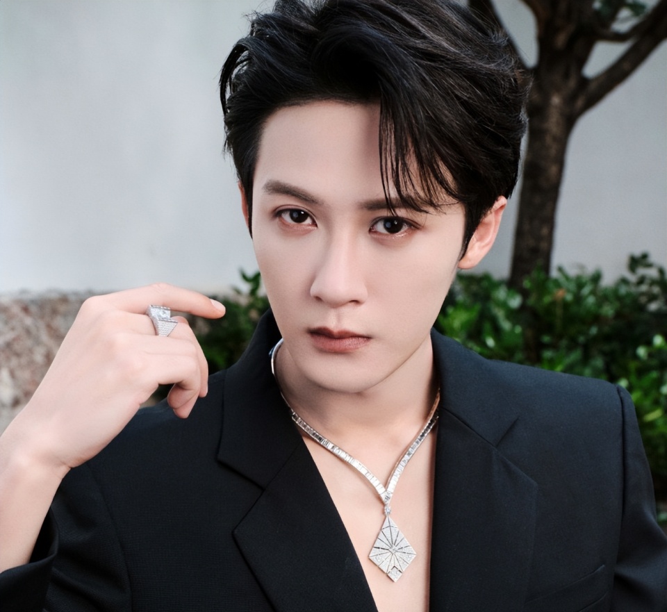 檀健次陷耍大牌风波,被曝机场搞特殊赶走乘客,自己带团队坐车走_腾讯