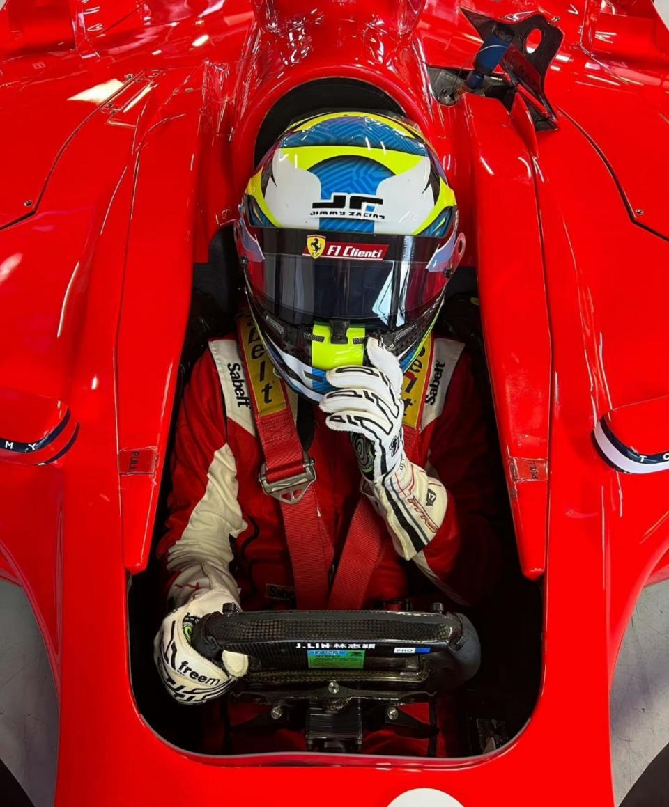 林志颖车祸后再度开赛车,身型消瘦大变样,妻子陈若仪陪伴在身边_腾讯