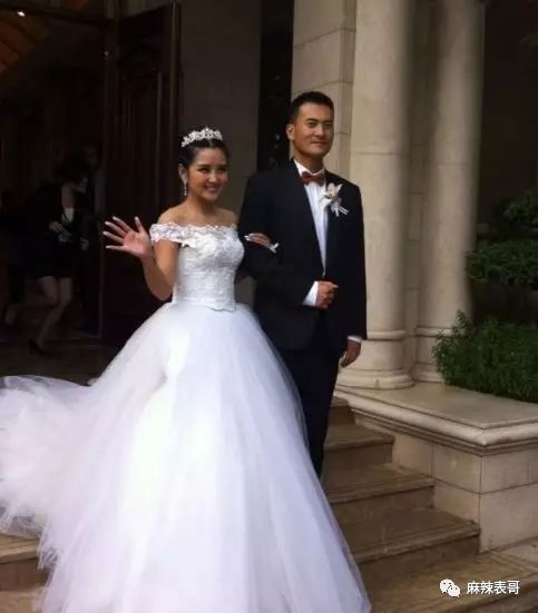 媒体注意到李宇春张靓颖没来.