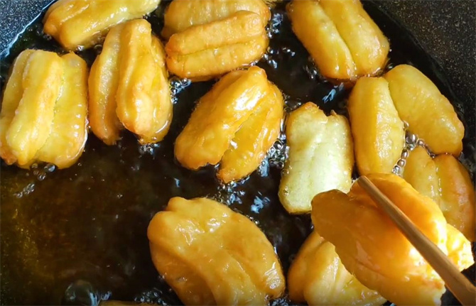 如果油温过高下入的话,表皮就会迅速焦化,这样炸出来的油条就会外皮