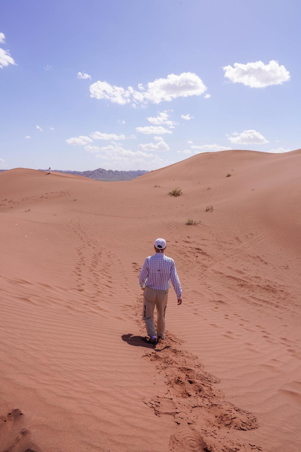 新疆阿克苏,有片神奇的红色沙漠,阳光下熠熠生辉