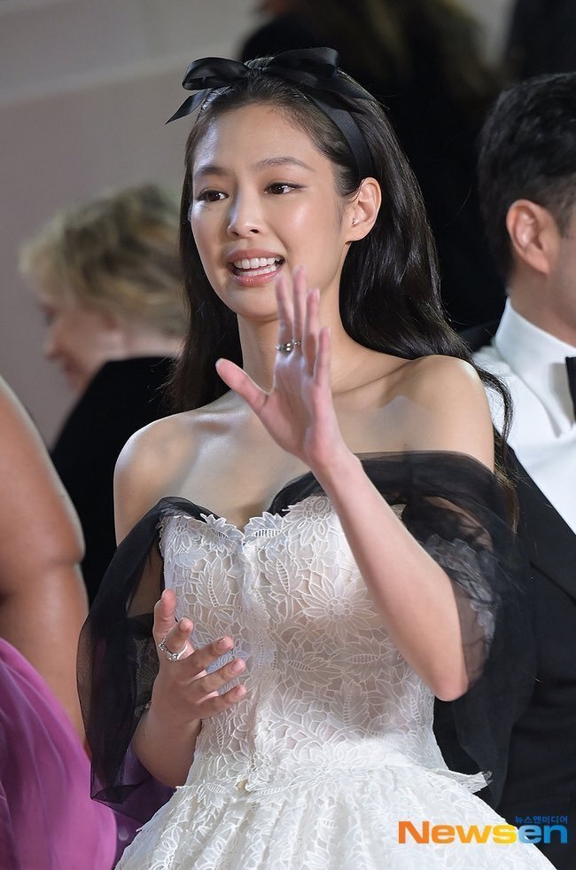 jennie戛纳红毯向镜头飞吻,大胆的露肩礼服吸睛,现场尖叫声巨大