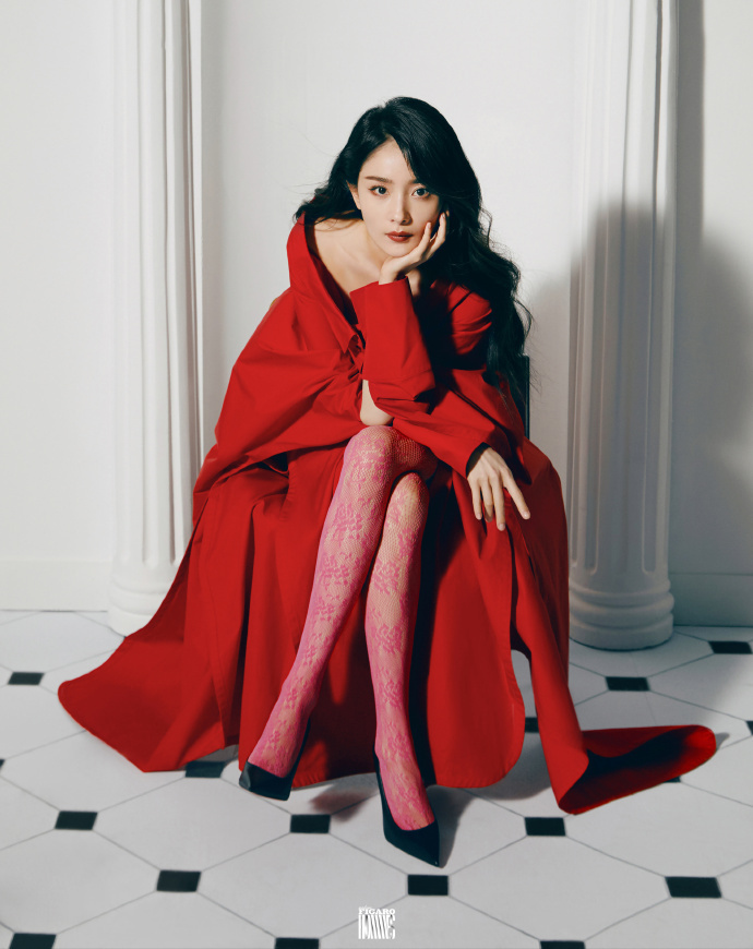 杨幂最新封面大片,穿修身裙踩恨天高,身材傲人好似美人鱼_腾讯新闻