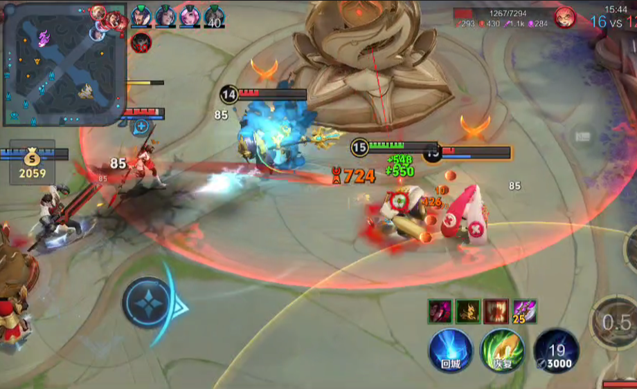 而他能这么玩的资本,是随时可开的大招,后期控好血量一发大招回血两万