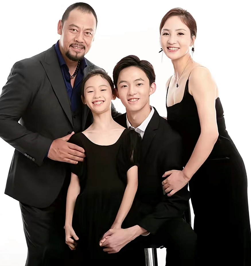 晋松晒全家福庆结婚17周年!