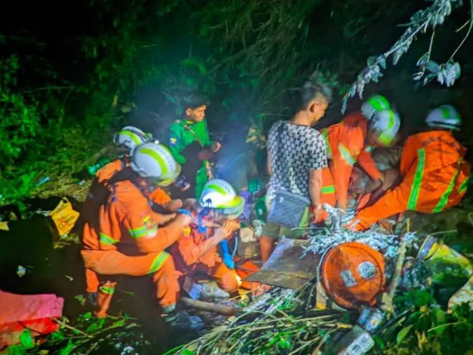 缅甸景栋再发坠崖惨剧！7死3伤，客运车滚落500英尺悬崖_腾讯新闻