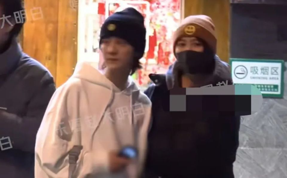 鹿晗关晓彤聚餐被拍,男方打扮低调,女方背十几万包包气场强大_腾讯