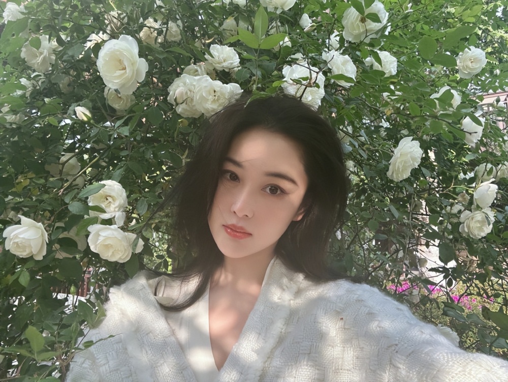 张馨予在自家花园拍照老公视角下穿睡袍出镜完美演绎人比花娇