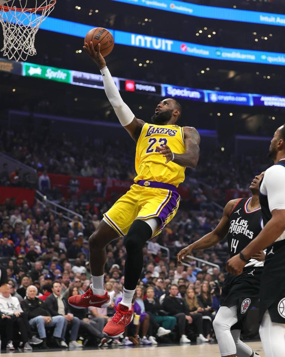 詹姆斯晒照庆祝大逆转湖人官方直呼国王39岁连创新高历史第一