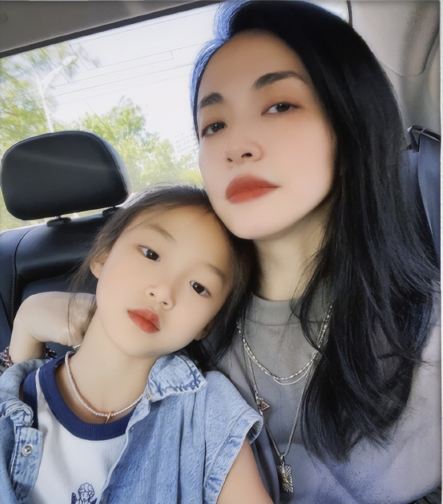 姚晨晒与女儿合照,小茉莉长得像妈妈,母女俩笑起来嘴巴一模一样