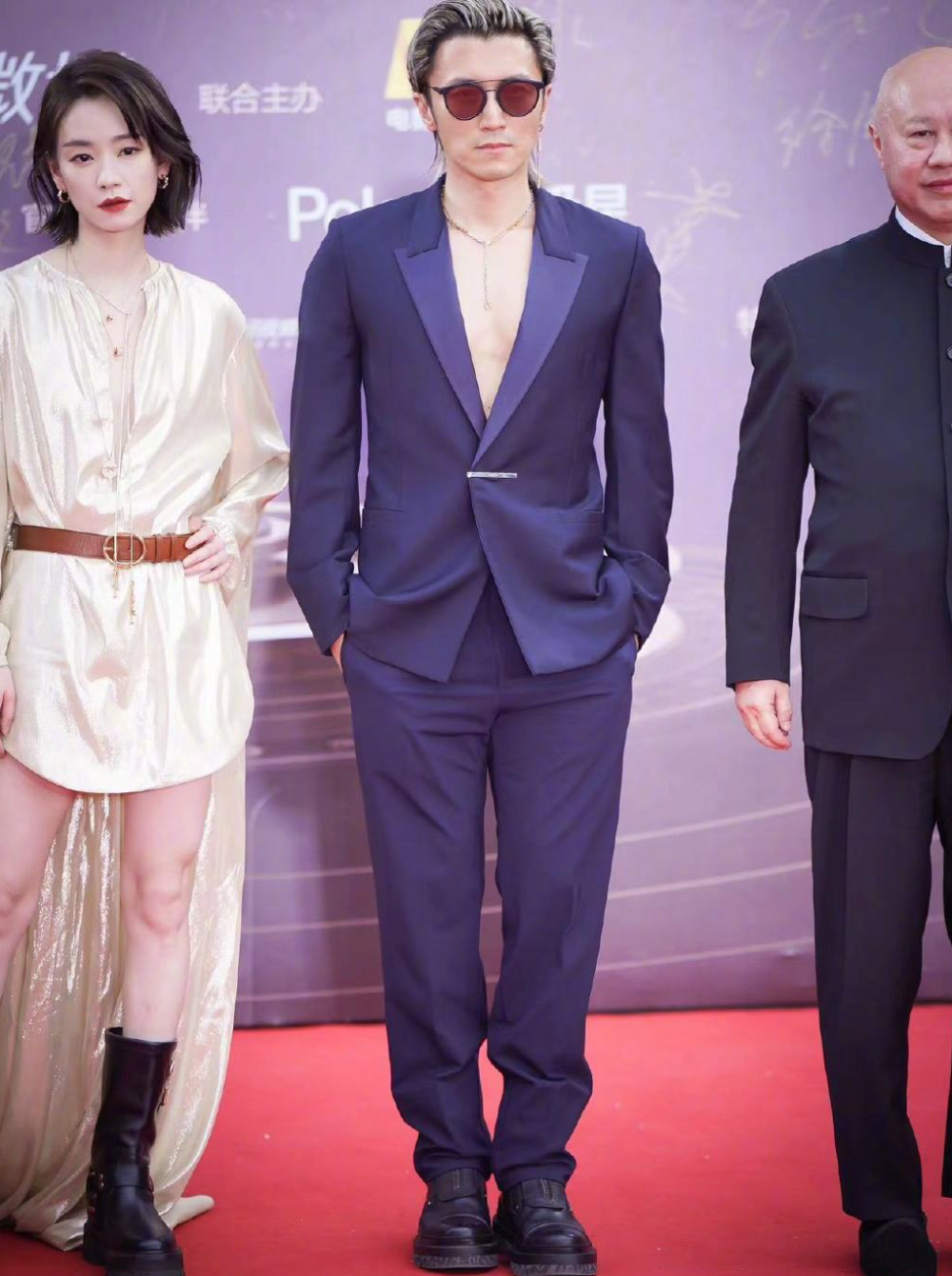 今年已经43岁的谢霆锋状态确实无敌好,候场时,邓超捏着谢霆锋的肌肉